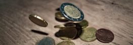 Euro Geldmünzen fallen auf Tisch