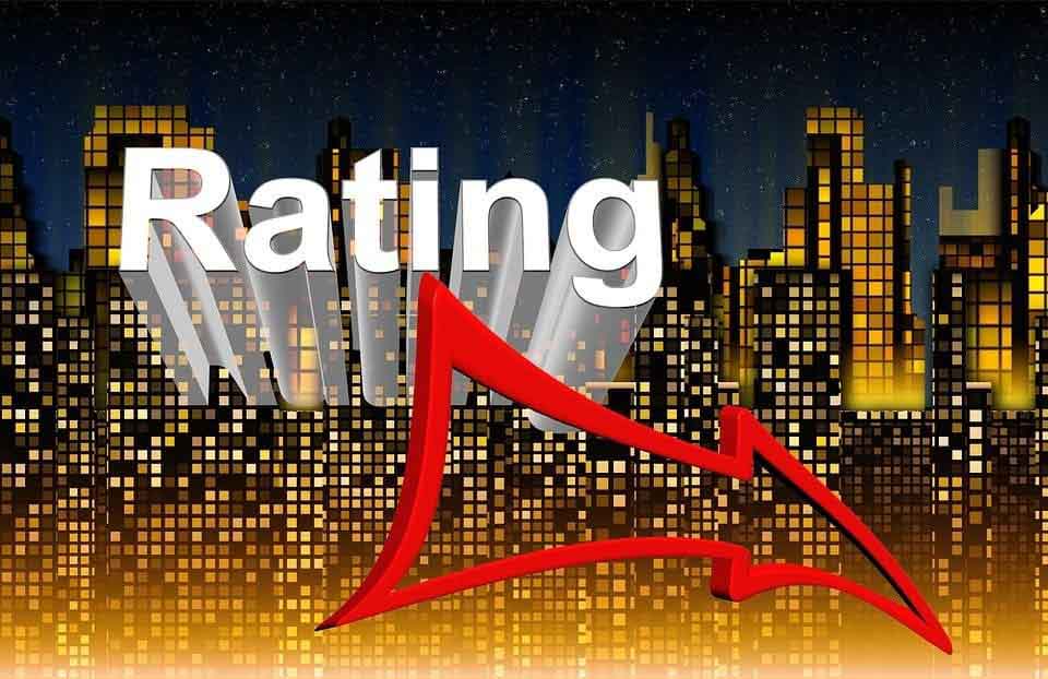 Ein roter Pfeil weist auf ein negativeres Rating des Aktien-Wertes hin