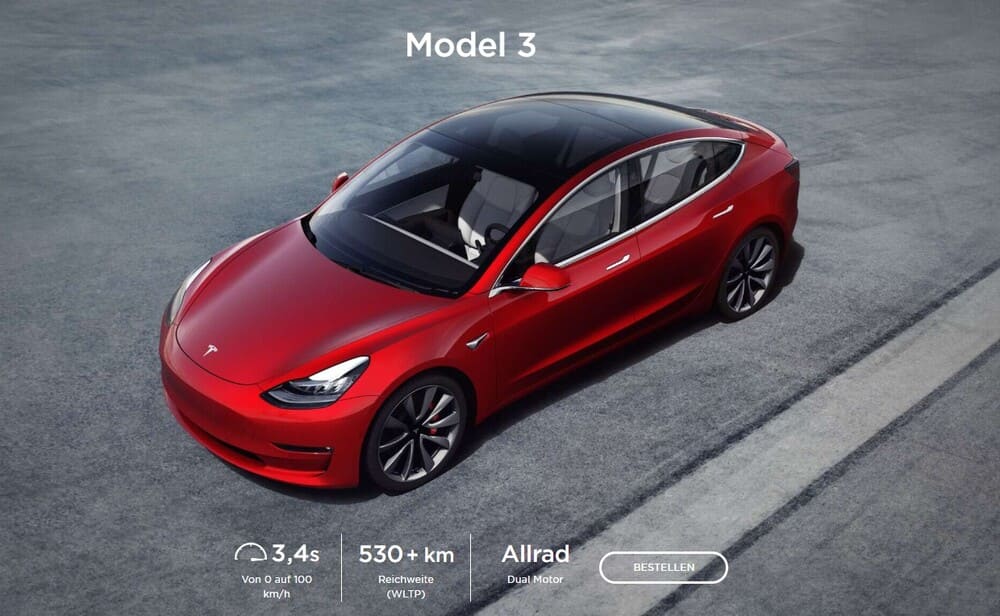 Tesla Model 3 der Top-Allrader in rot auf asphaltiertem Platz