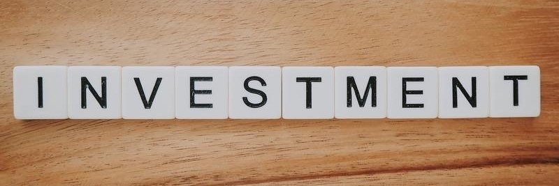 Fonds Investmentoption - Würfel mit Buchstaben formen den Begriff Investment