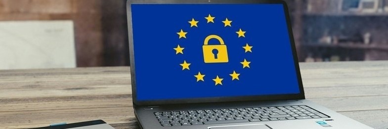 Laptop mit EU Logo und Schloss Symbol - CFD Broker ohne Nachschusspflicht