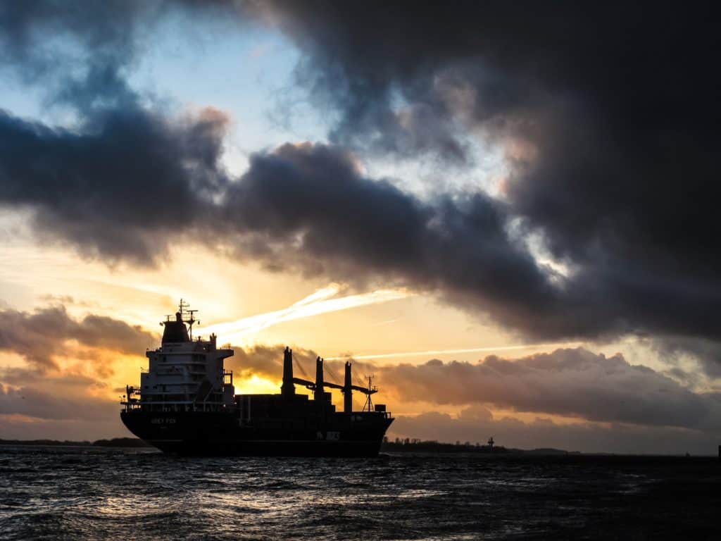 frachtschiff transportiert öl über das meer - Öl ETF