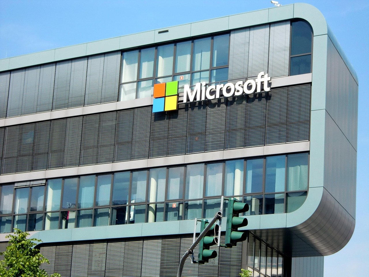 Microsoft Gebäude mit Logo an der Fassade