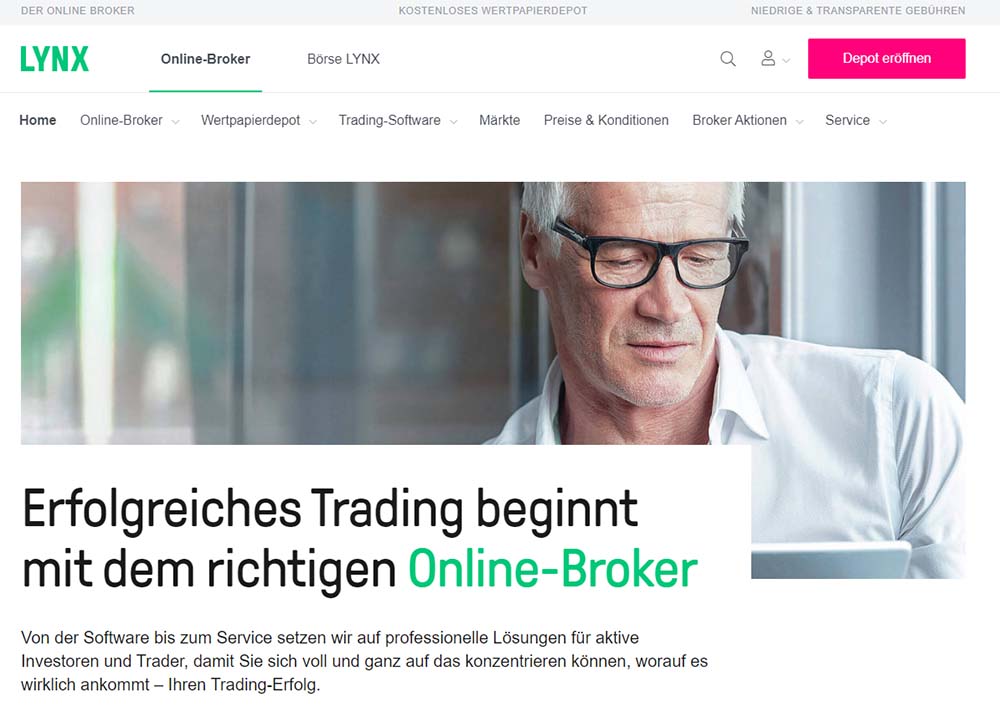 Mitarbeiter von LYNX Broker blickt konzentriert auf sein Laptop