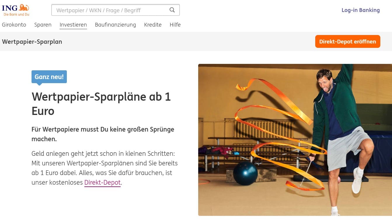 Ein sportlicher junger Mann zeigt sich mit Gymnastikband aktiv und steht sinnbildlich für die Aufforderung, das Angebot Wertpapier-Sparpläne ab 1 Euro anzusehen