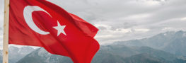 Türkei Flagge vor Berglandschaft