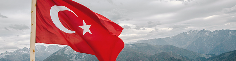 Türkei Flagge vor Berglandschaft