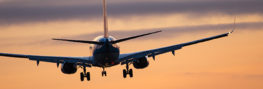 Flugzeug fliegt Sonnenuntergang entgegen - Beitragsbild Fluggesellschaften Aktien kaufen