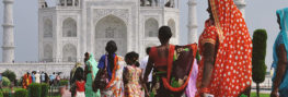 Indische Frauen gehen RIchtung Taj Mahal - Indische Aktien