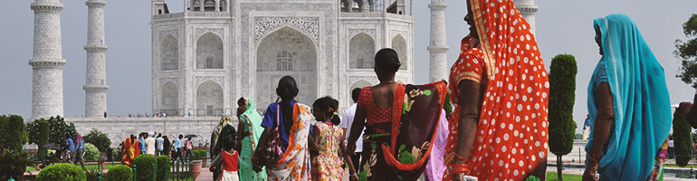 Indische Frauen gehen RIchtung Taj Mahal - Indische Aktien