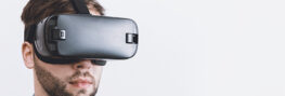 Mann hat eine VR-Brille auf