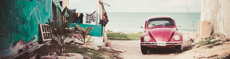 Alter Volkswagen Käfer am Strand in Mexiko